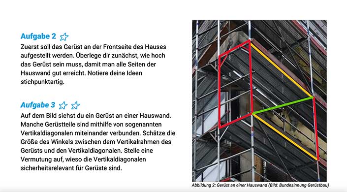 Gerüst an einer Hauswand, teilweise sichtbar, mit Text auf der linken Seite des Bildes.