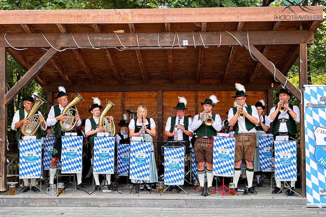 Eine Blasmusikkapelle im Hirschau Biergarten