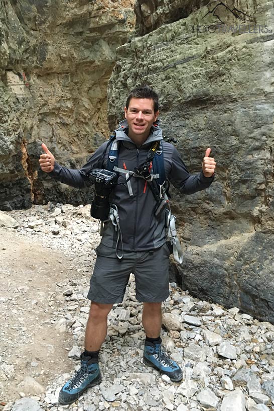Fotograf Florian Westermann in einer Schlucht, am Rucksack hält der Peak Design Capture Clip Kamerahalter die Kamera