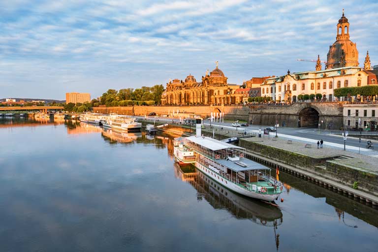startseite-deutschland-staedte-2 Blick über die Elbe auf die Brühlsche Terrasse in Dresden