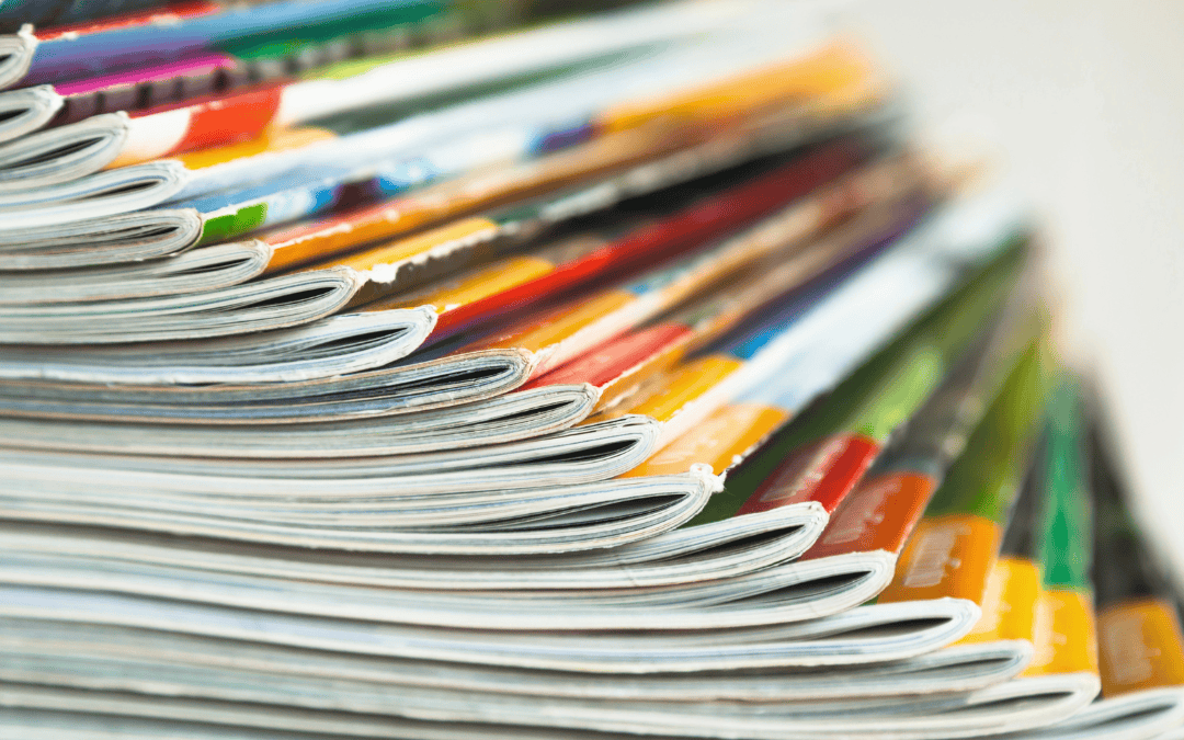 kumulative_dissertation_3 Ein Stapel bunter Zeitschriften, eng nebeneinandergelegt, von der Seite fotografiert