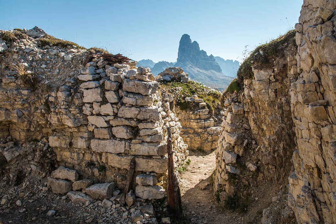 Schützengräben aus dem ersten Weltkrieg in den Dolomiten