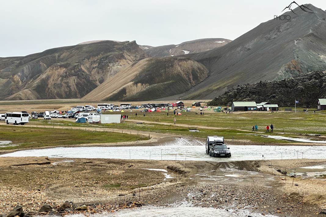 Ein Geländewagen furtet den Fluss bei Landmannalaugar