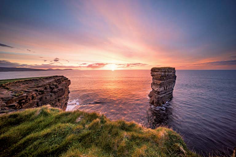 startseite-europa-roadtrip Steilküste mit Felsen im Meer in Irland