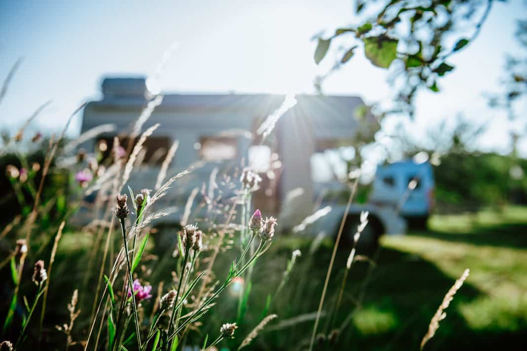 Wohnmobil auf einem naturnahen Stellplatz bei Landvergnügen