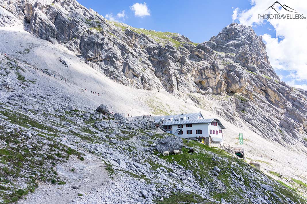 Die Knorrhütte unterhalb der Zugspitze