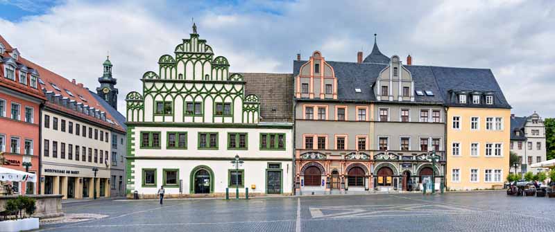 Bunte Häuser auf dem Marktplatz in Weimar, eine der Top-Sehenswürdigkeiten
