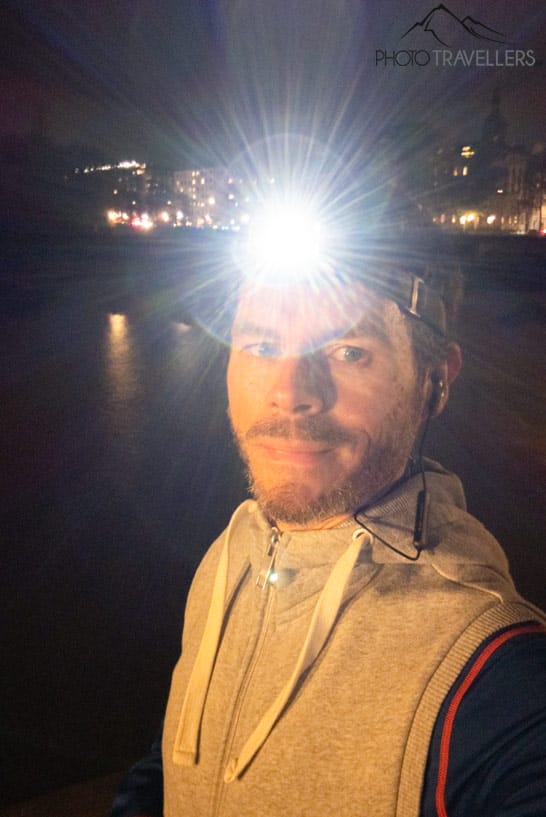 Flo mit einer Stirnlampe beim Joggen