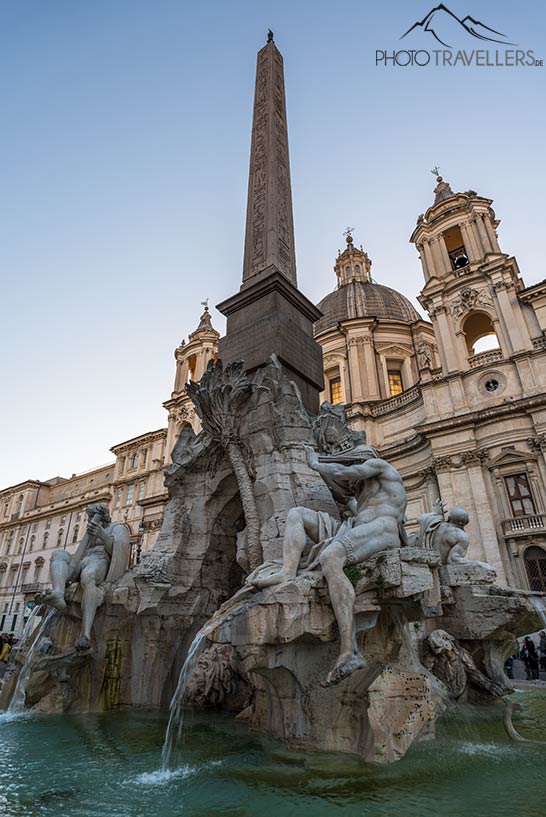 Der Vierströmebrunnen mit der Barockkirche Sant’Agnese in Agone auf der Piazza Navona in Rom