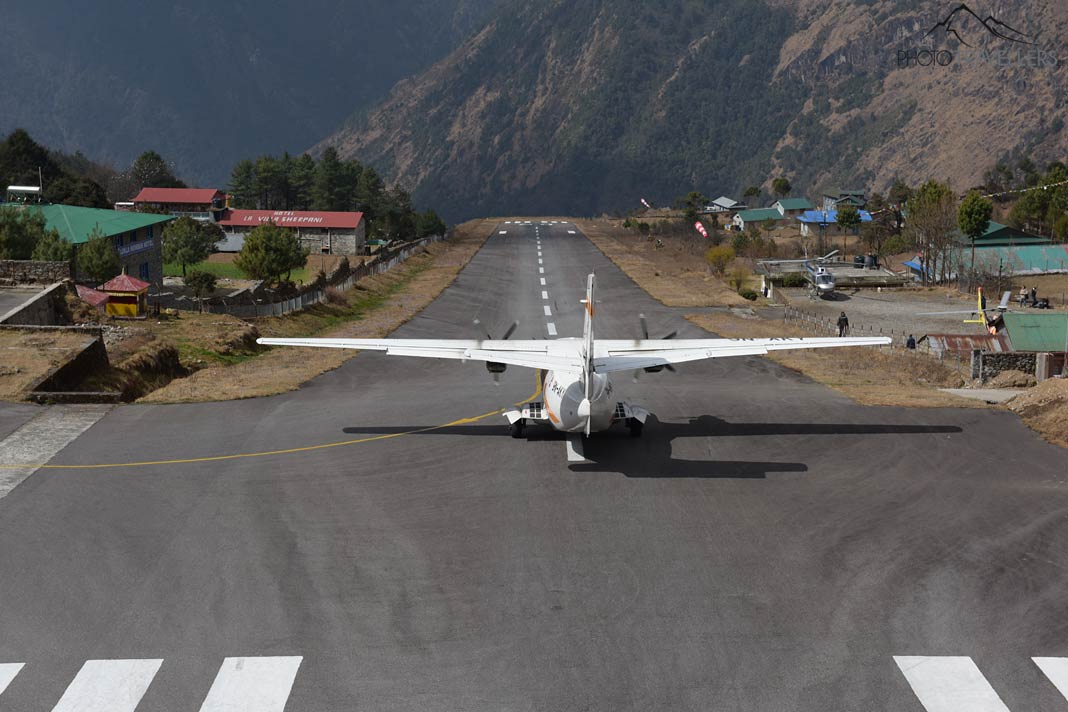 Ein Flugzeug kurz vor dem Start auf der Startbahn in Lukla in Nepal