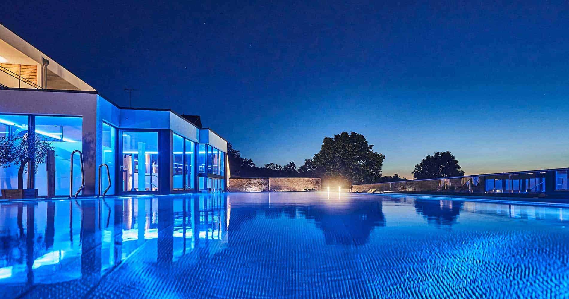 Panorama Außenpool unseres Wellnesshotels bei Nacht