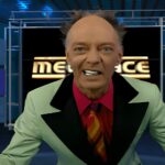 Détail d'un animateur de jeux vidéo dans un studio de jeu vidéo, avec un décor moderne et un écran affichant "METACE", ambiance colorée et dynamique, passion pour le gaming et l'e-sport, illustration de l'univers des jeux vidéo, concept d'animation et de streaming en ligne.