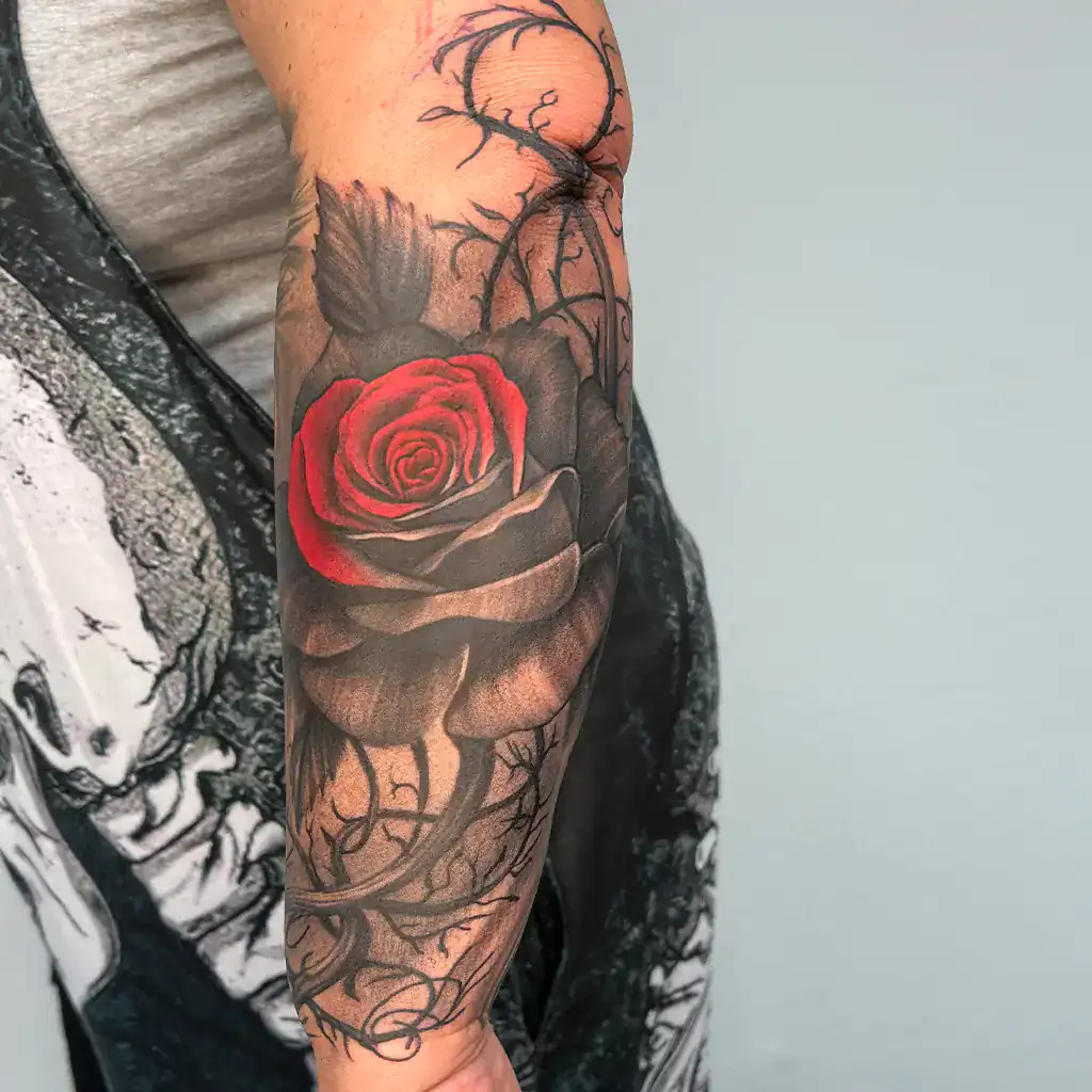 Perica Tätowierer Realistisches Rote Rose Dornen Tattoo - München