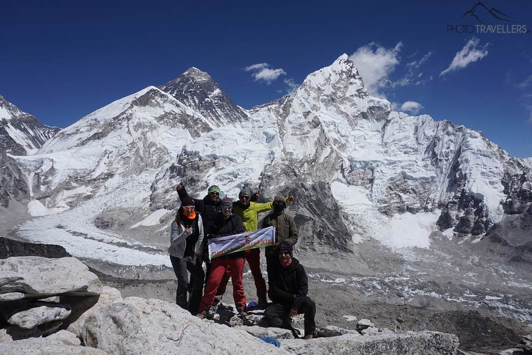 Unsere Reisegruppe auf dem Gipfel des Kala Patthar, dahinter Mount Everest und Lhotse