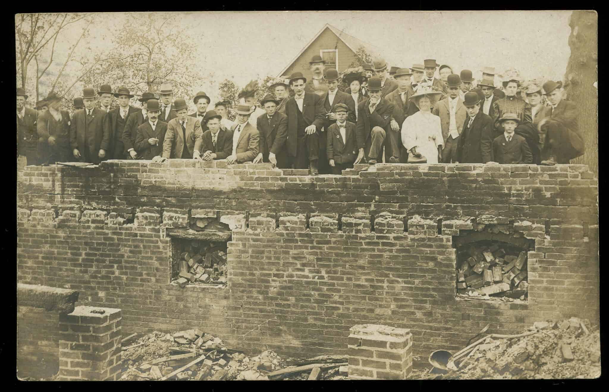 Crowds at the Gunness farm cellar, 1908