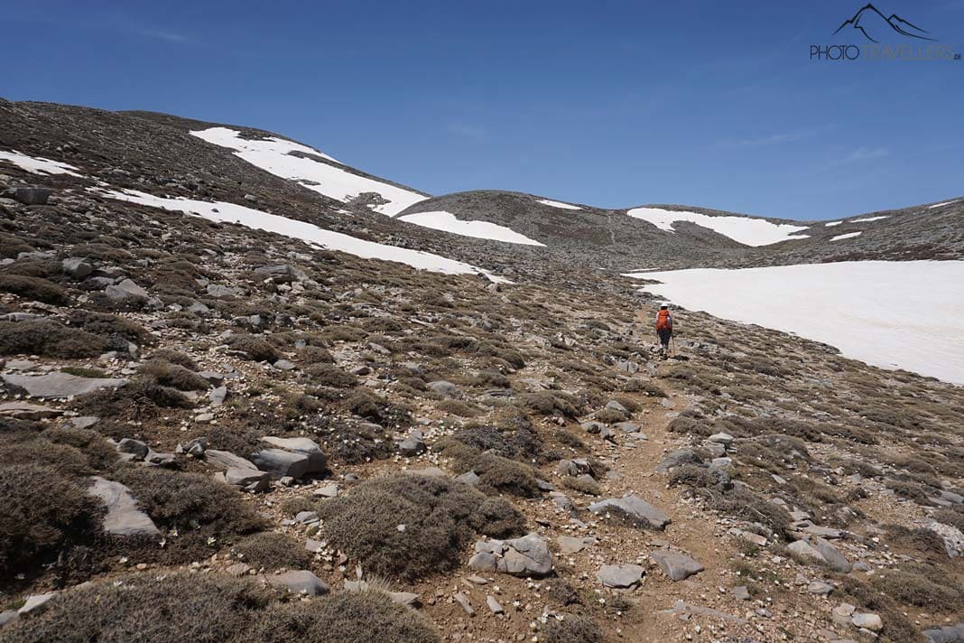Reisebloggerin Biggi Bauer auf einem eintönigen Wanderweg in Richtung Psiloritis