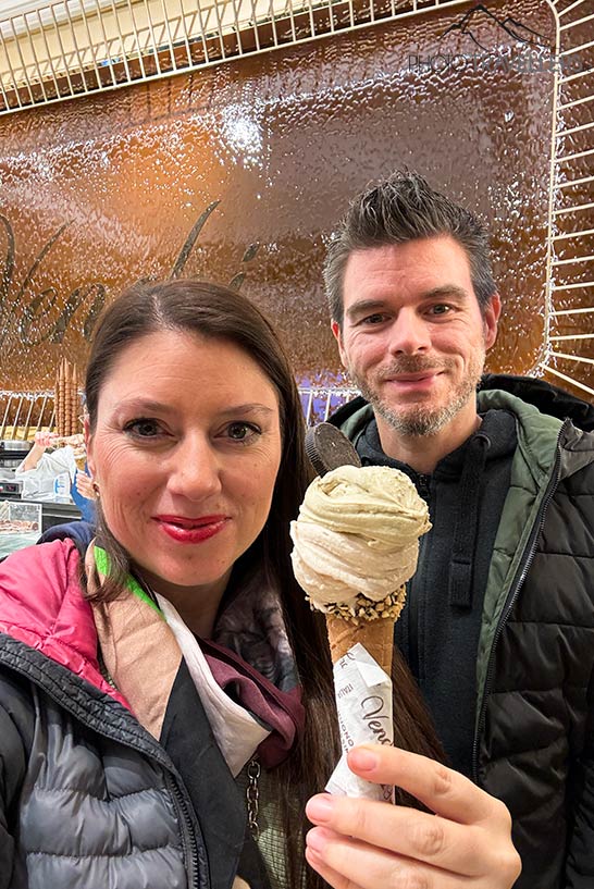 Die Reiseblogger Biggi Bauer und Florian Westermann mit einem Eis in der berühmten Eisdiele Venchi Cioccolato e Gelato in Rom