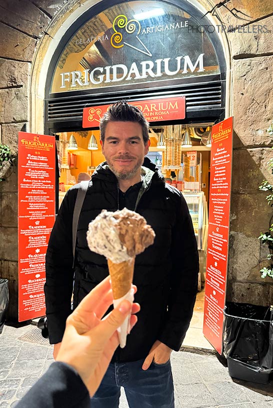 Reiseblogger Florian Westermann vor dem Eiscafé Frigidarium in Rom