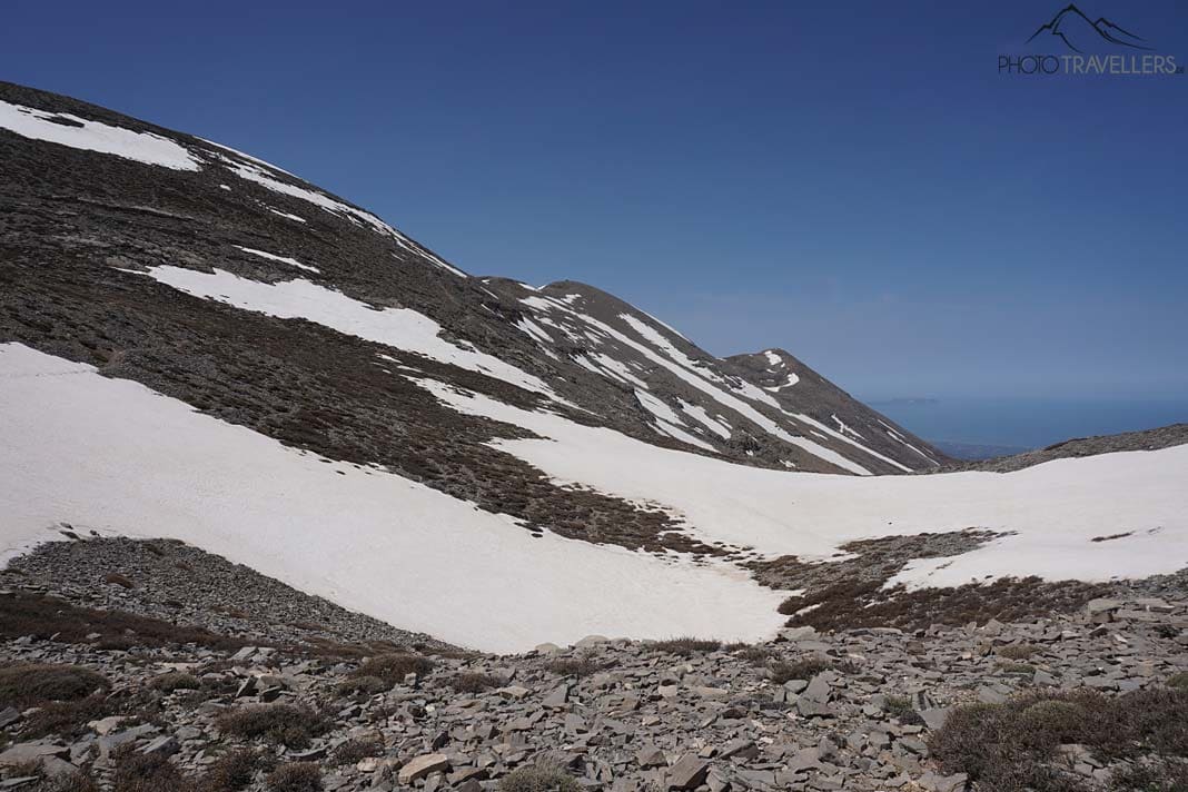 Der Blick von einem Bergsattel in Richtung Psiloritis. Auf dem Weg liegt noch viel Schnee