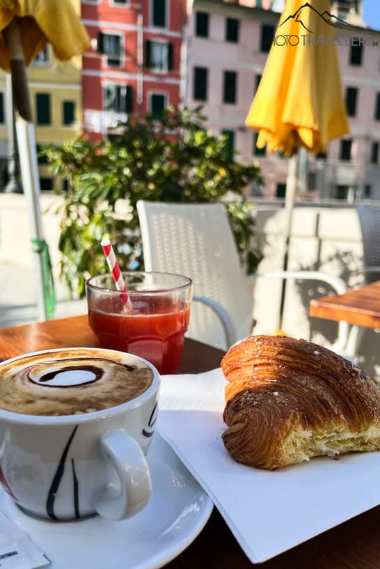 Kaffee und Gebäck im Hafen von Vernazza