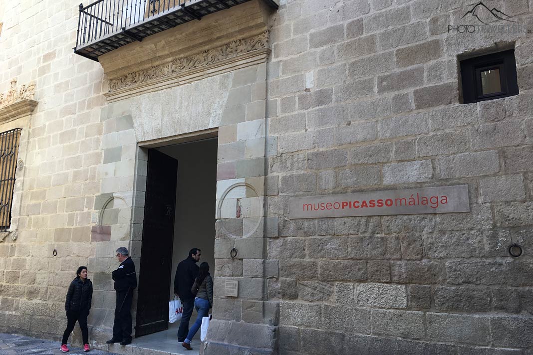 Besucher, die in das Picasso Museum in Málaga gehen