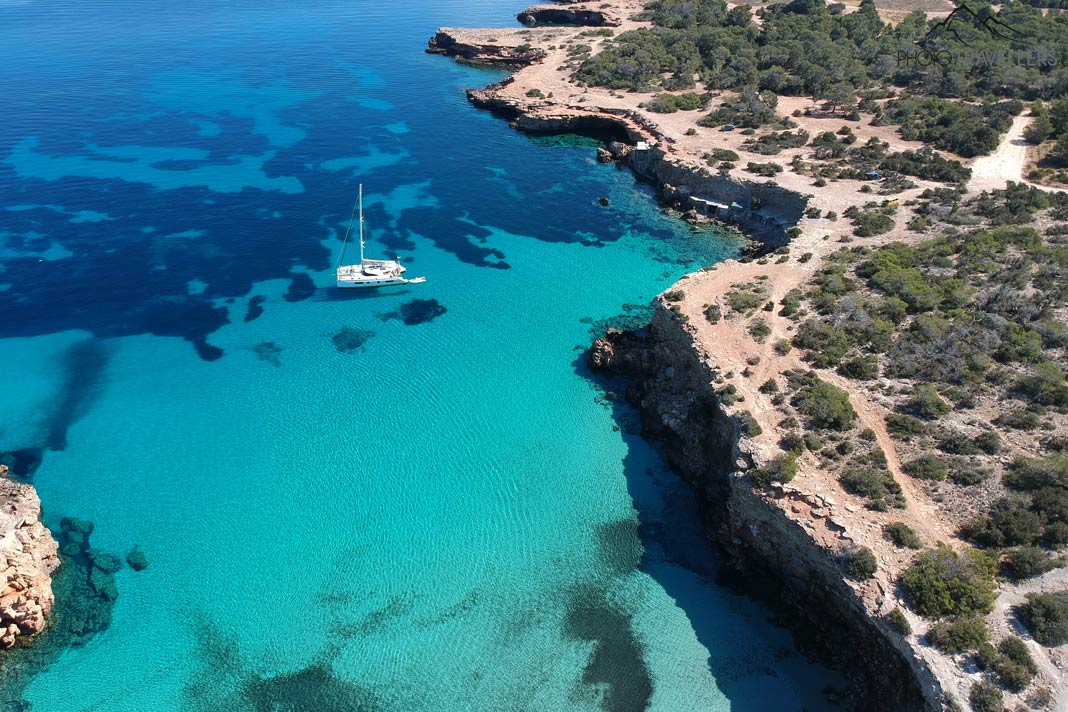 Segelboot im Meer vor Ibiza