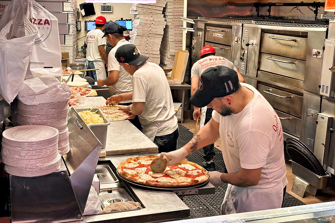 Pizzabäcker bei Joe's Pizza bei der Arbeit in New York