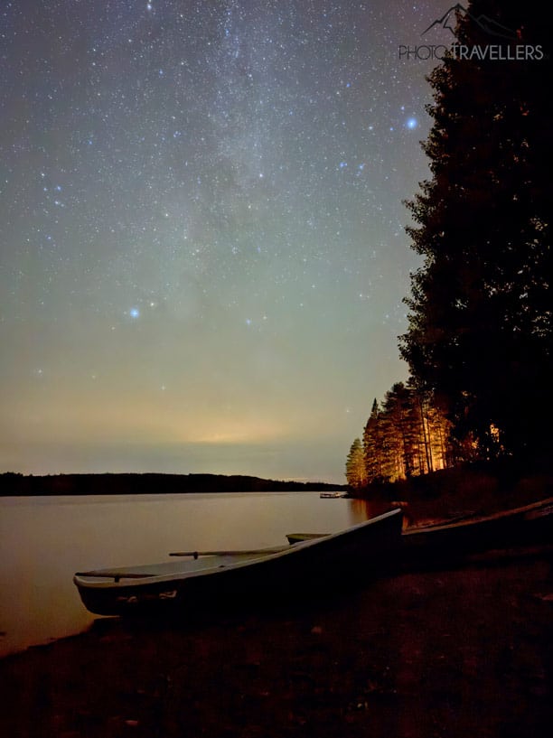 Die Milchstraße über einem See in Finnland