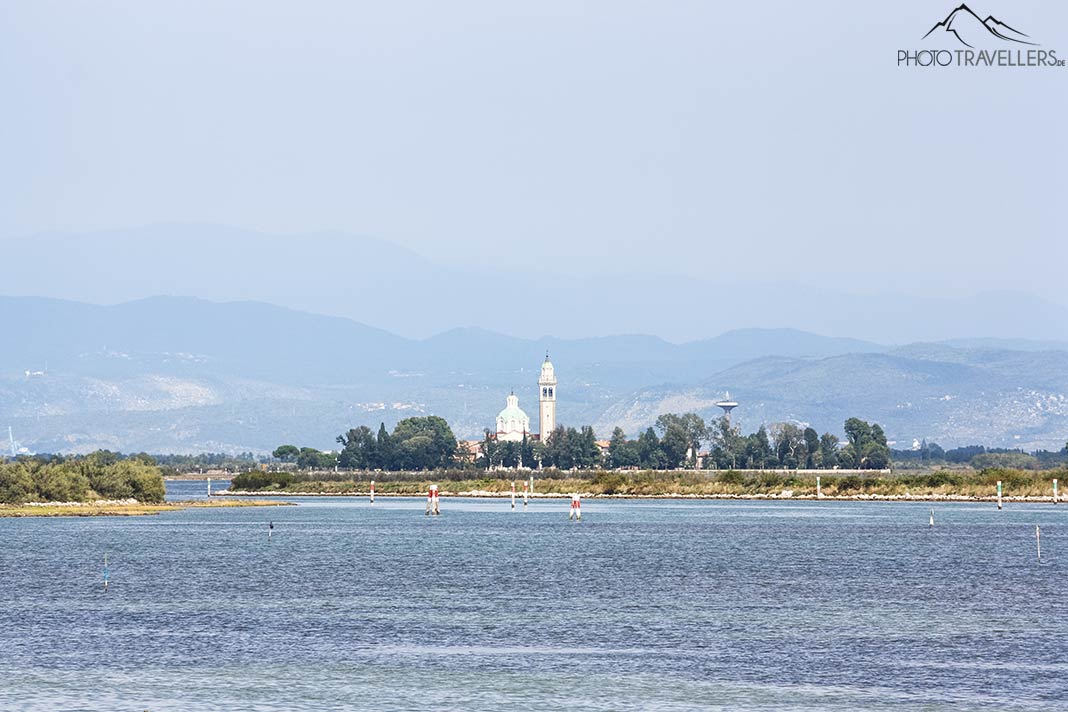 Die Straße nach Grado mit der Wallfahrtskirche auf der Insel Barbana