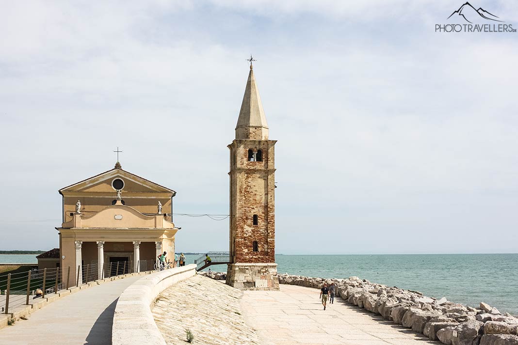 Die Strandpromenade von Caorle mit Turm