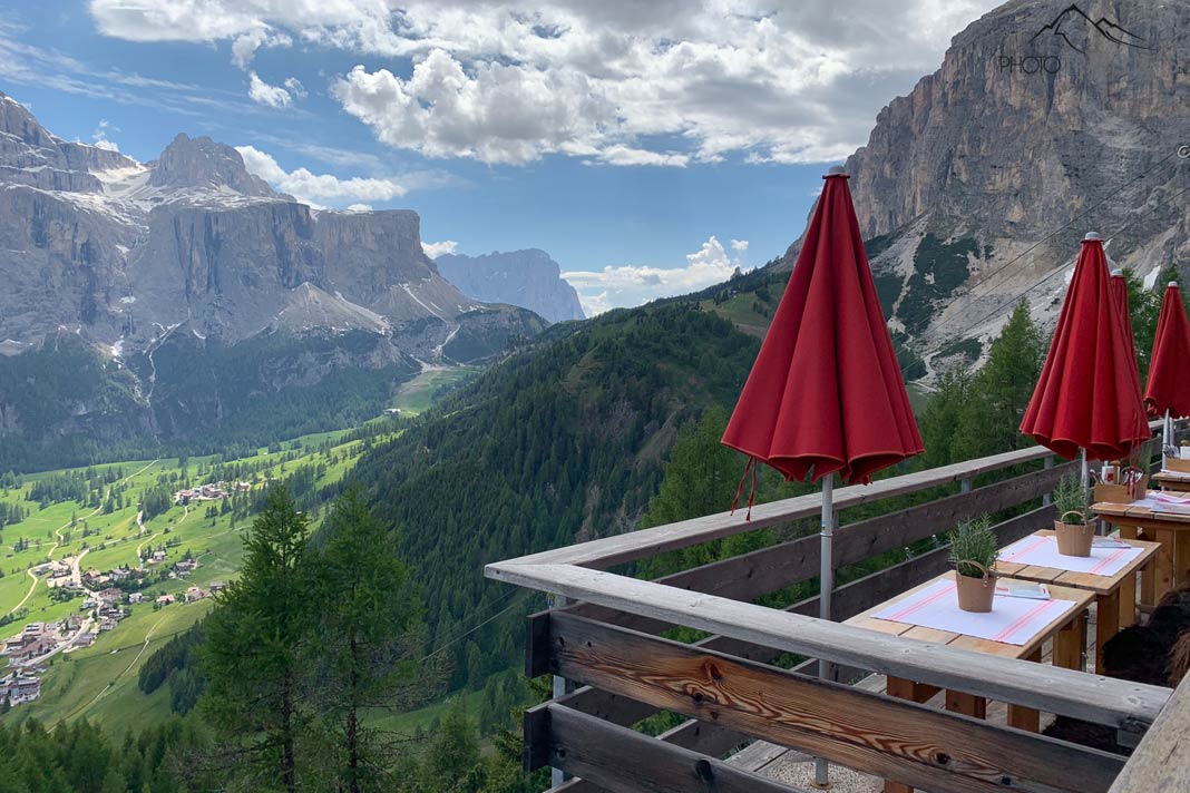 Der Blick von der Terrasse der Col Pradat Hütte ins Gadertal