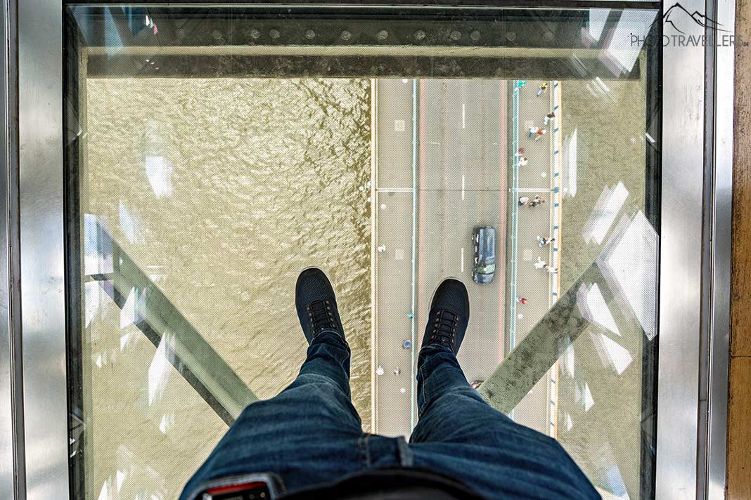 Blick durch den Glasboden der Tower Bridge auf die Straße, London