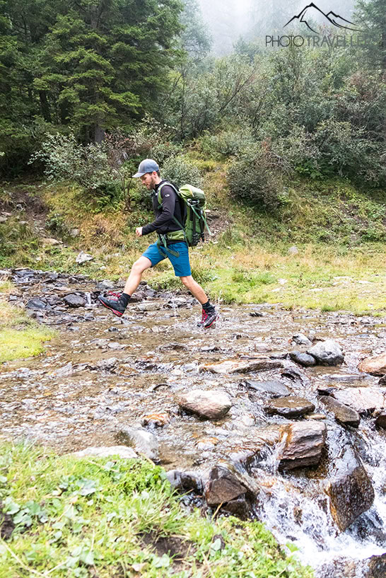 Flo springt über den kleinen Wasserlauf
