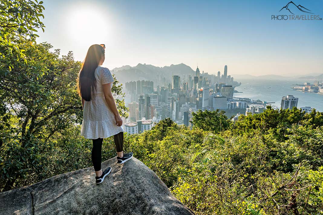 Reisebloggerin Biggi Bauer auf einem Felsen am Braemar Hill mit Blick auf Hongkong