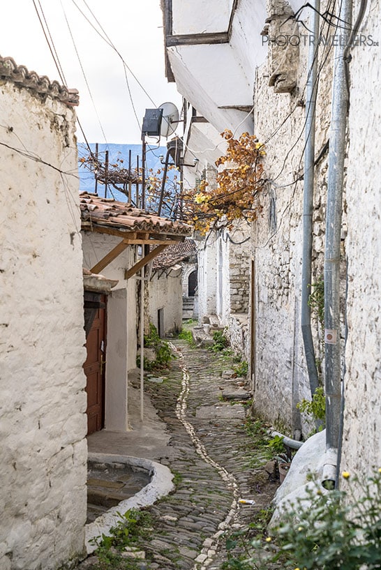 Blick in eine Gasse in der Alstadt von Berat in Albanien