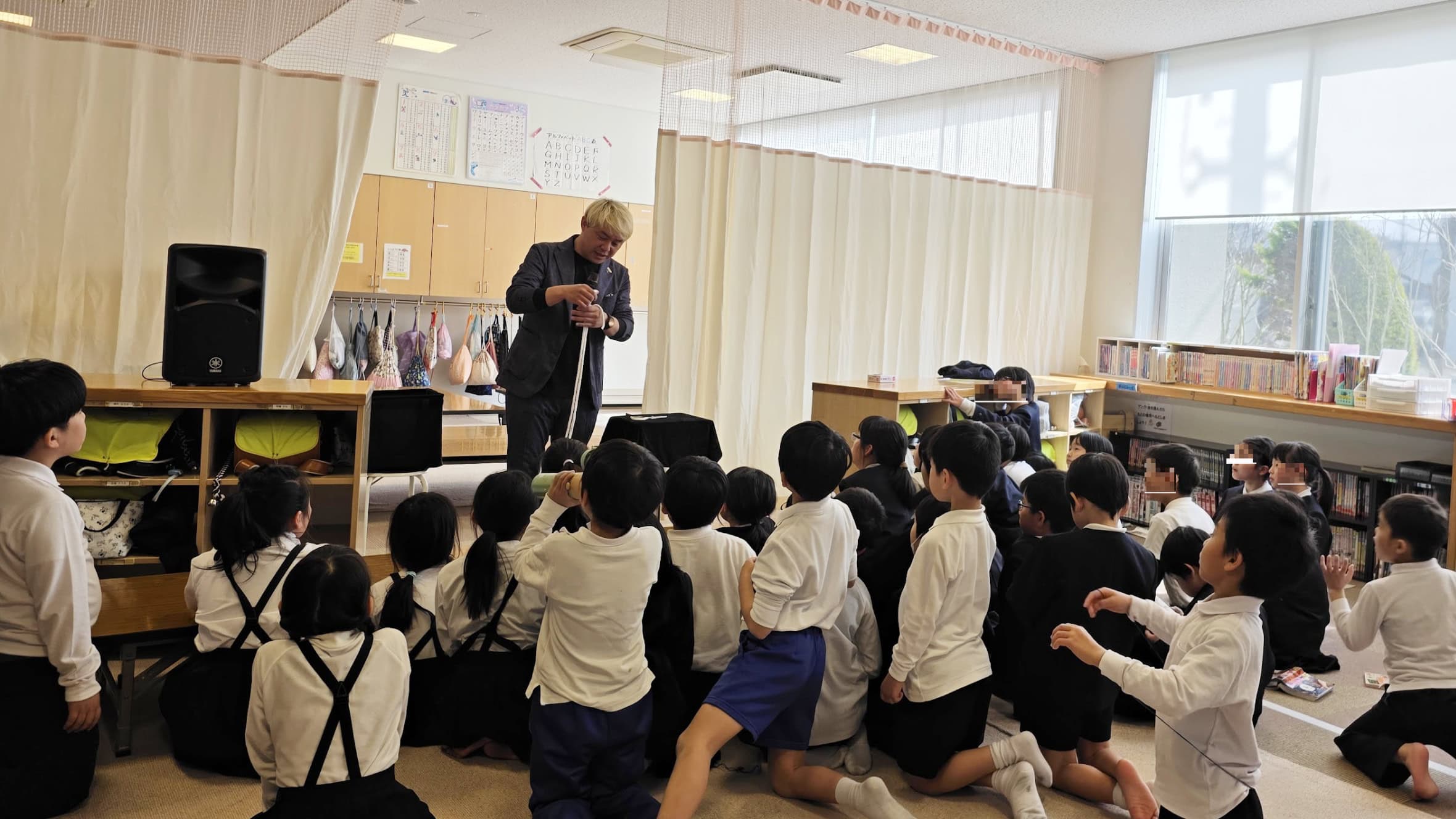 ふるさと高岡市中田の学童保育でマジックショー!娘アシスタントと一緒に届けた30分間 3 高岡市学童保育でロープマジックを披露するプロマジシャン・コンプレッサー