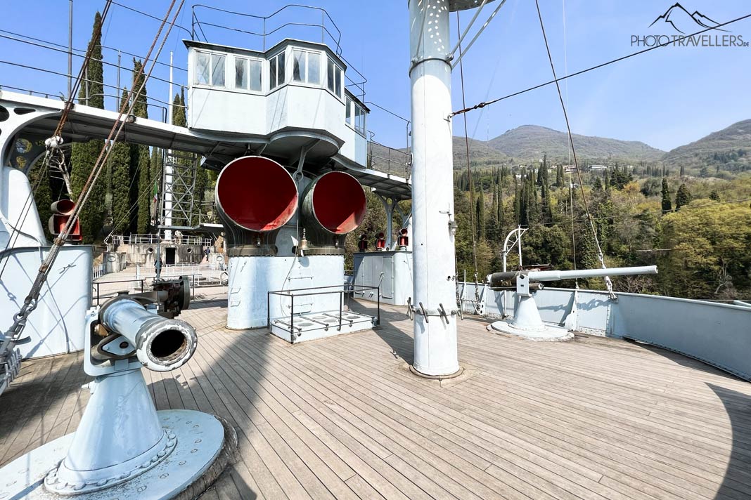 Das Kriegsschiff Puglia im Museumskomplex Vittoriale degli italiani