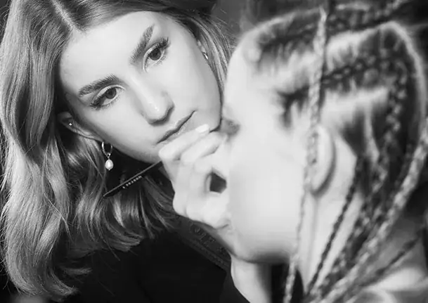 Absolventin der Famous Face Academy Hanna Kuegler die eine andere Frau schminkt
