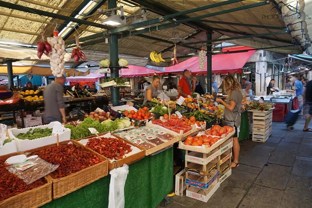 Obst und Gemüse in Kisten auf dem Mercato di Rialto in Venedig