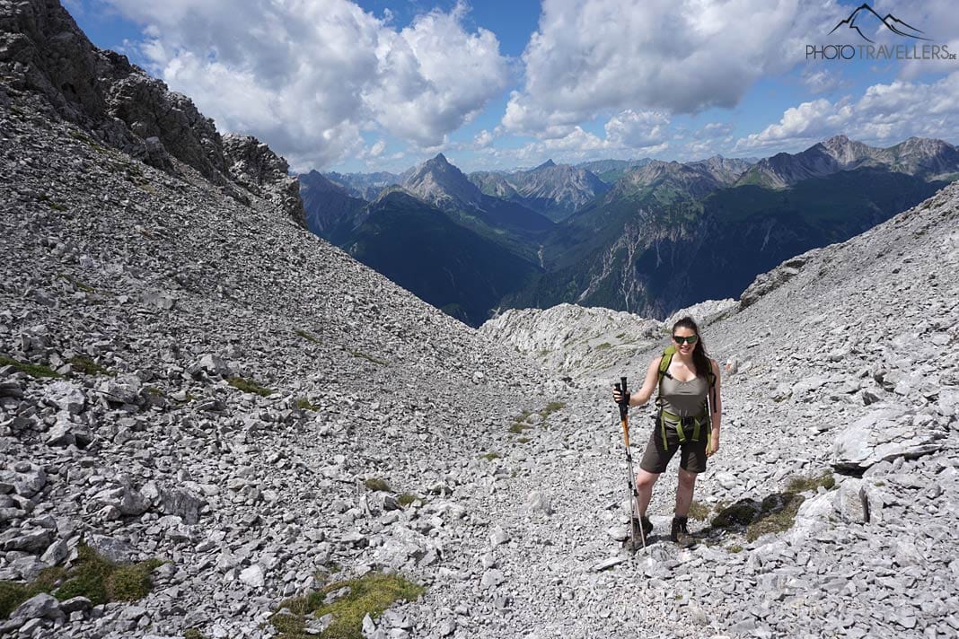 Reisebloggerin Biggi Bauer auf einem Geröllfeld unterhalb des Wannig-Gipfels