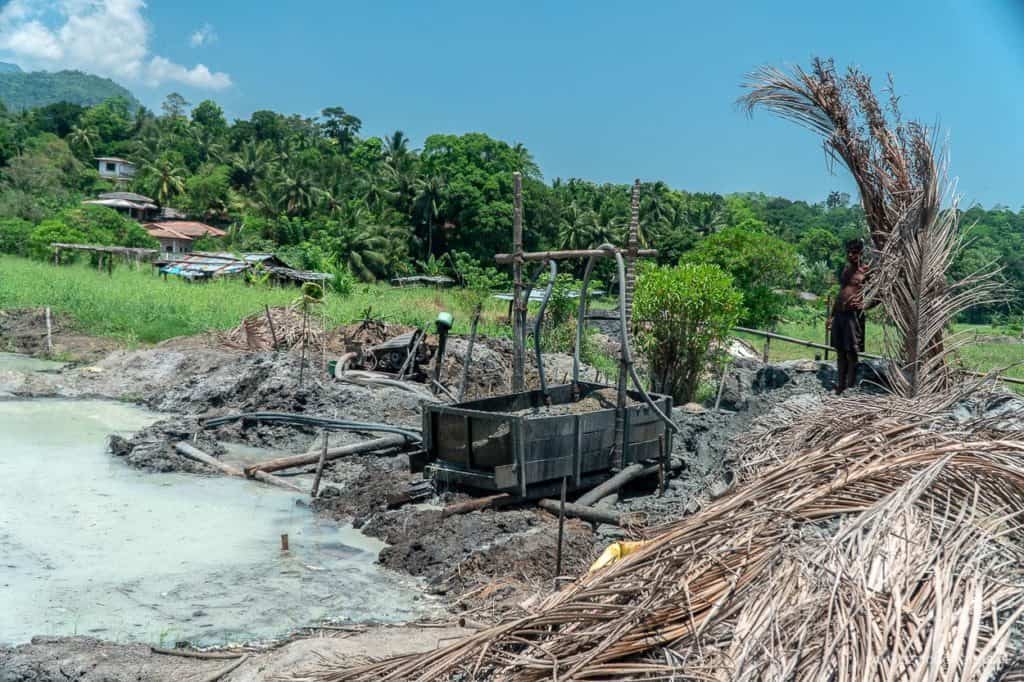 płukanie ziemi w poszukiwaniu kamieni szlachetnych