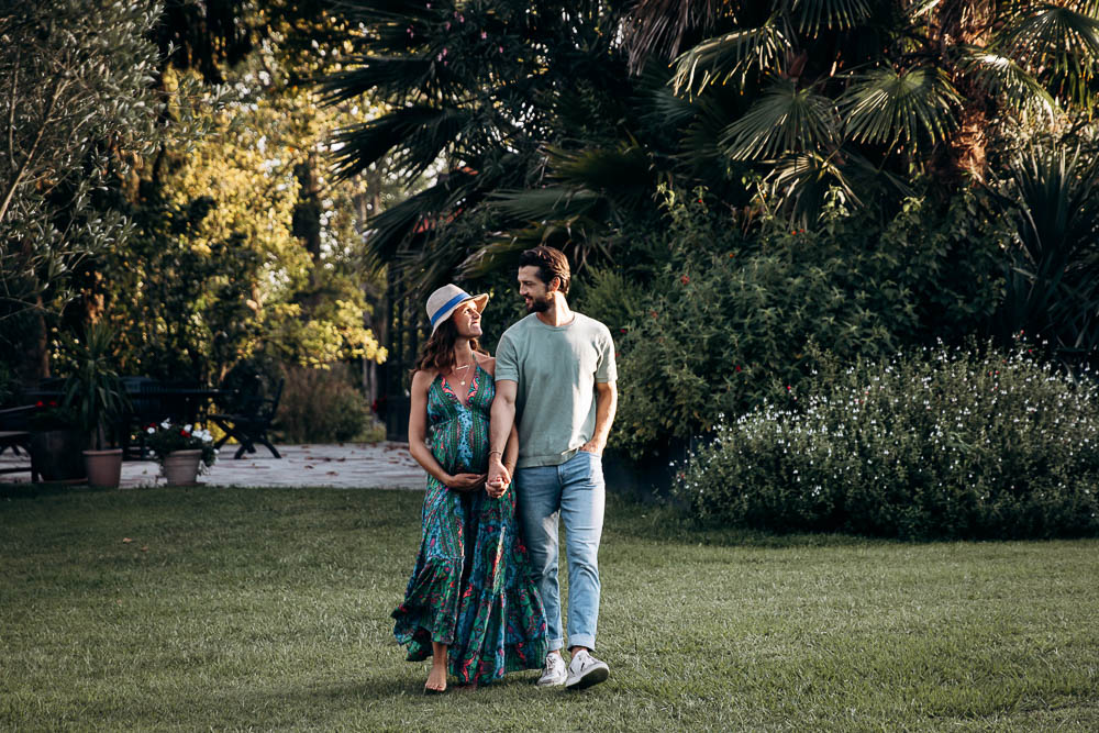 Seance grossesse au bord d’une piscine