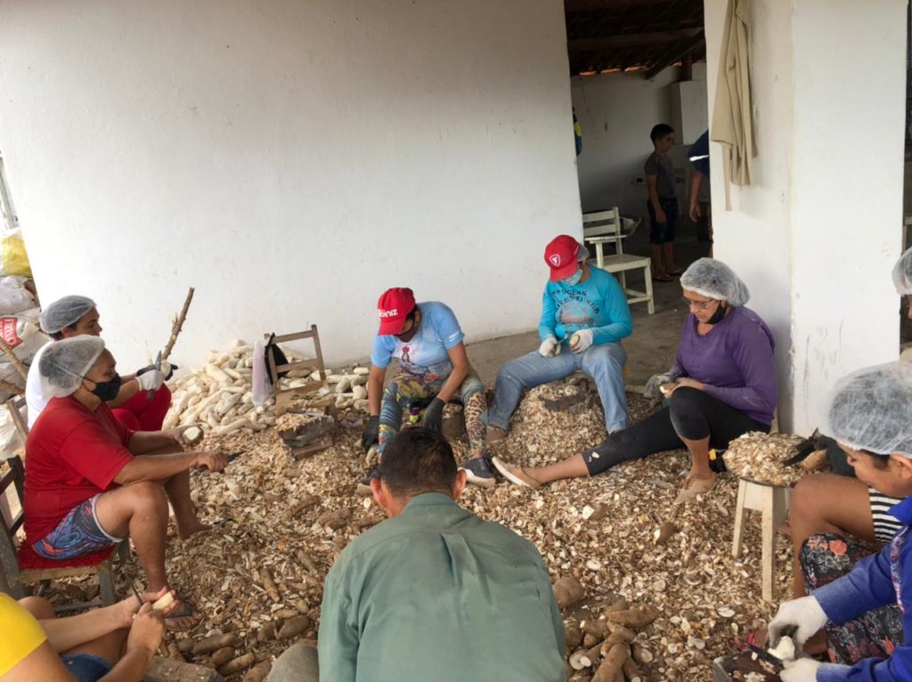 A farinha de mandioca caseira em castilho sp carrega mais do que sabor. Ela concentra história, esforço físico, tradição familiar e a luta silenciosa de quem vive da terra