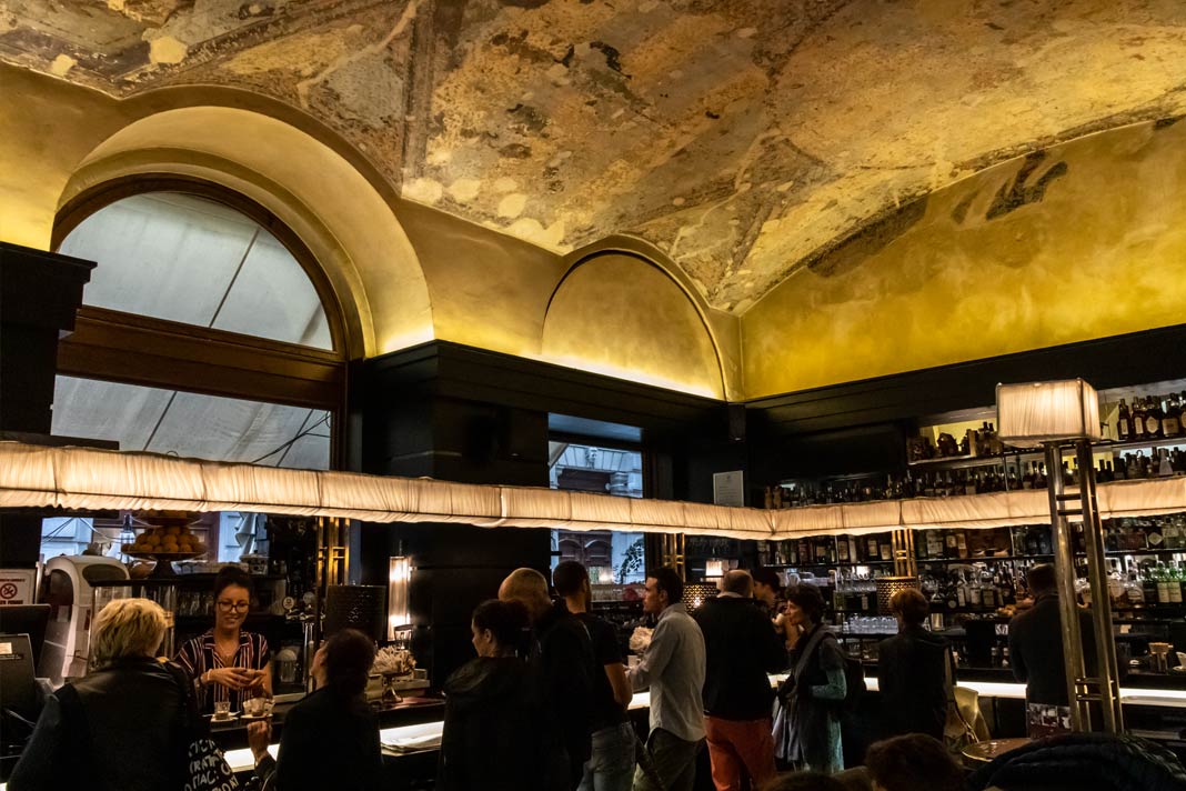 Im Café Urbanis in Triest