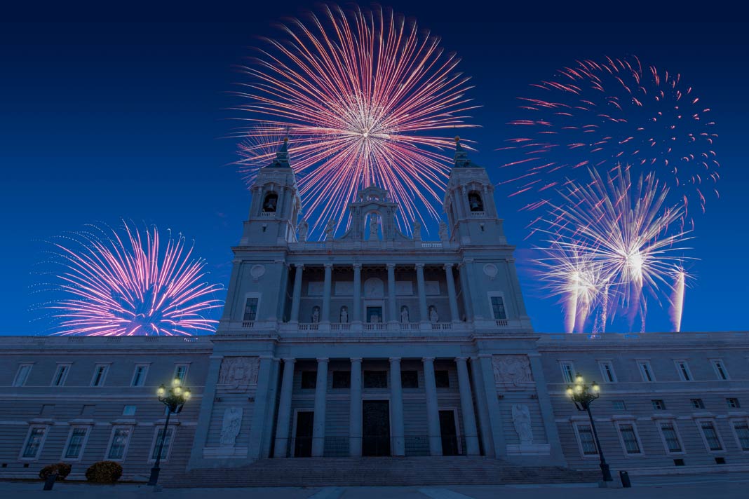 Das Silvesterfeuerwerk über der Kathedrale in Madrid
