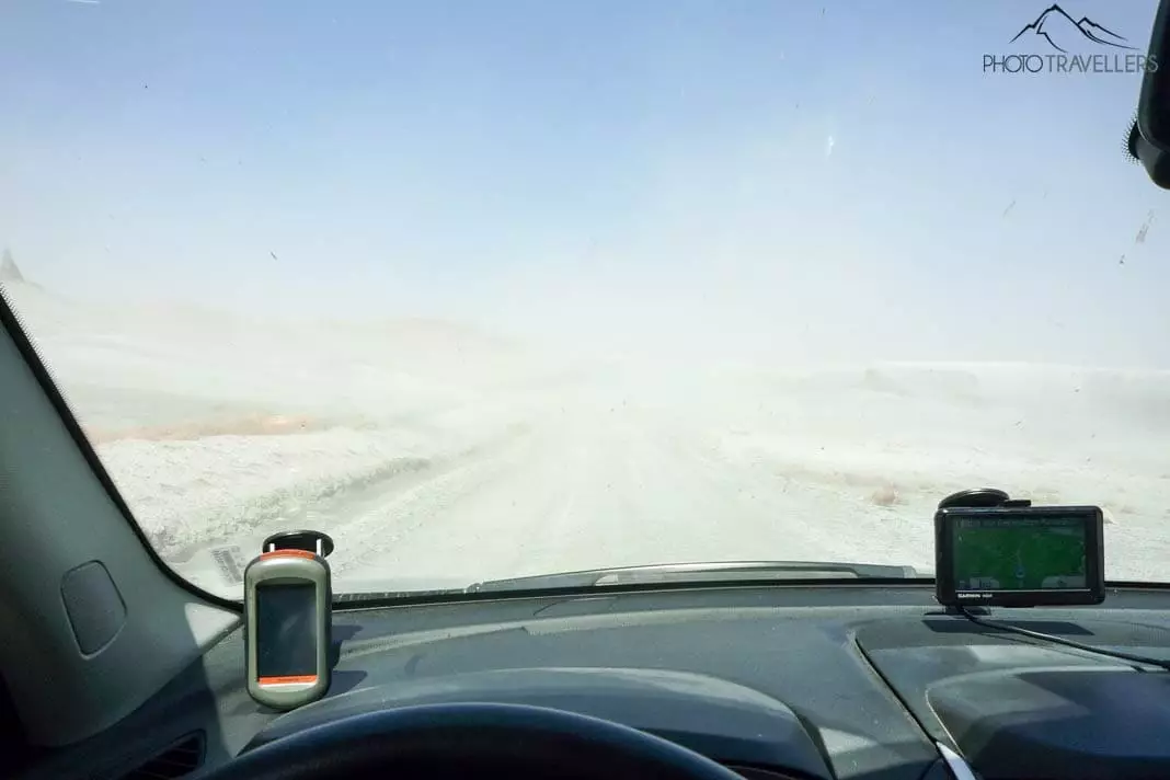 DEr Blick aus dem Auto im Sandsturm