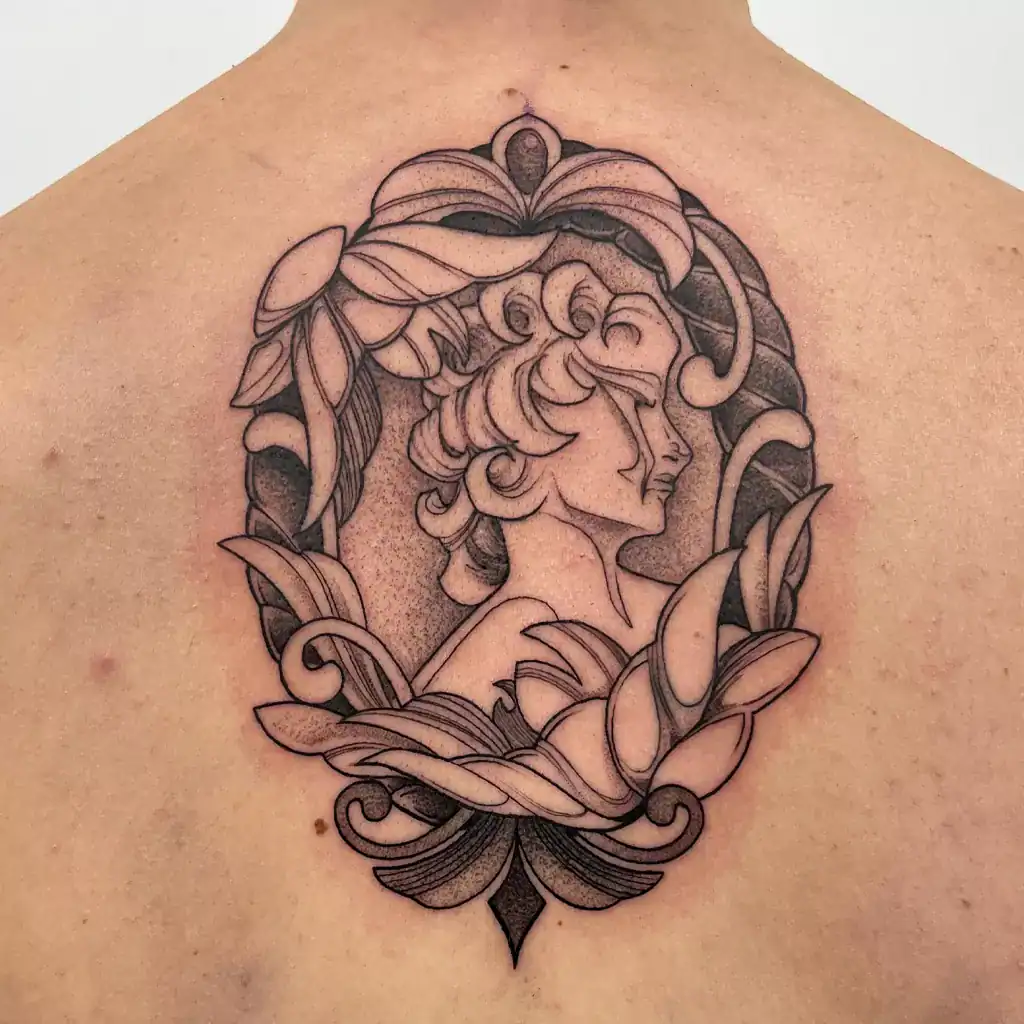 fineline tattoo eines Medaillons