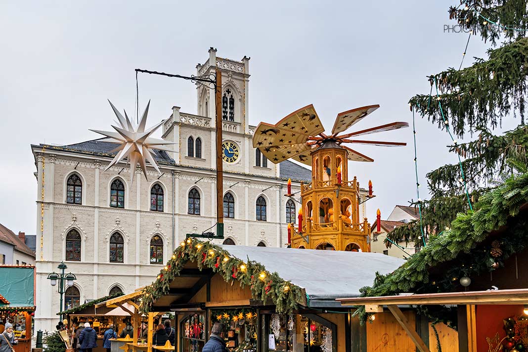 Der Weimarer Weihnachtsmarkt auf dem Markt mit dem Rathaus im Hintergrund