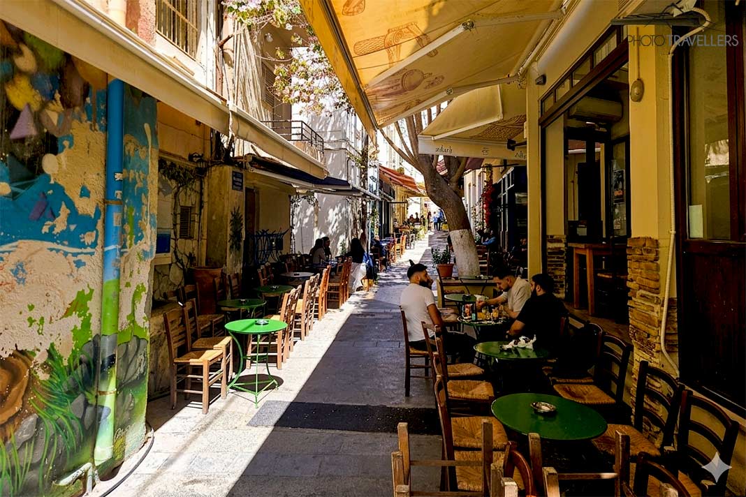 Kleine Gasse in Heraklion mit vielen Tischen und Stühlen der angrenzenden Bars