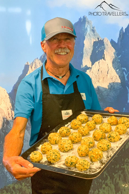Die unfertigen Kasknödel auf dem Blech